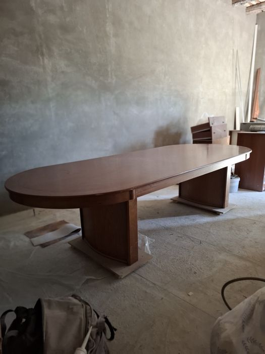 Стол и стулья для гостиной