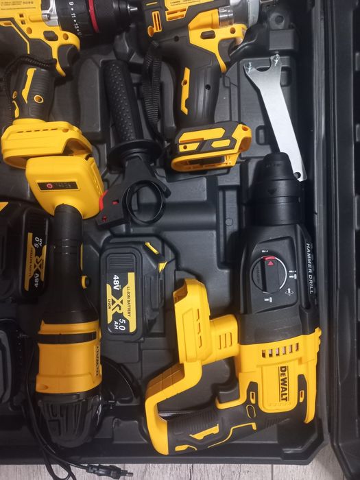 Продаётся набор электроинструмента Dewalt.