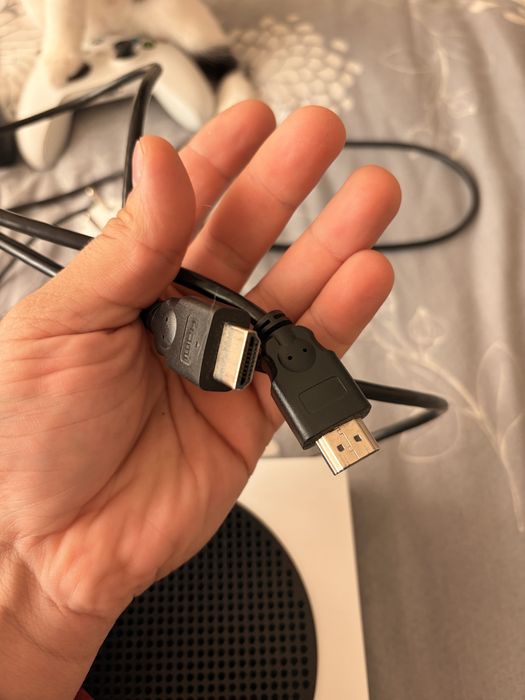 Xbox Series S 512gb+ 2 геймпада с акумулатори и кабели