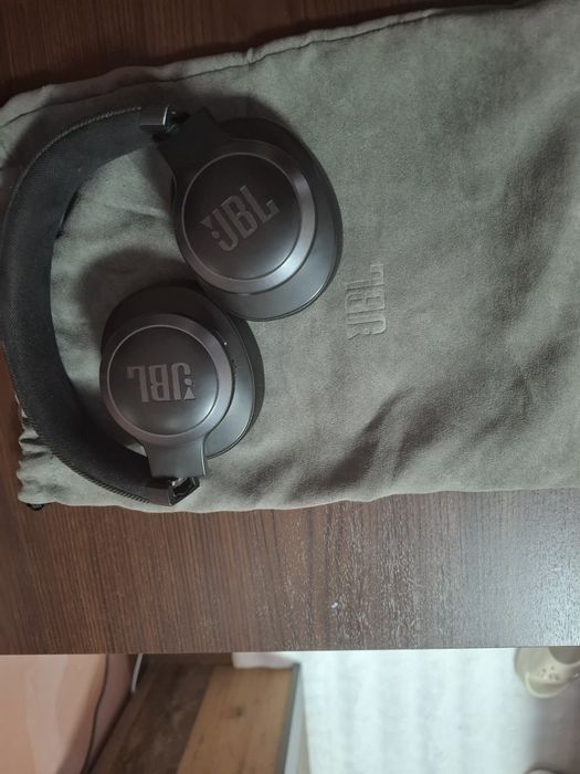 Слушалки JBL Live 770NC пълен комплект
