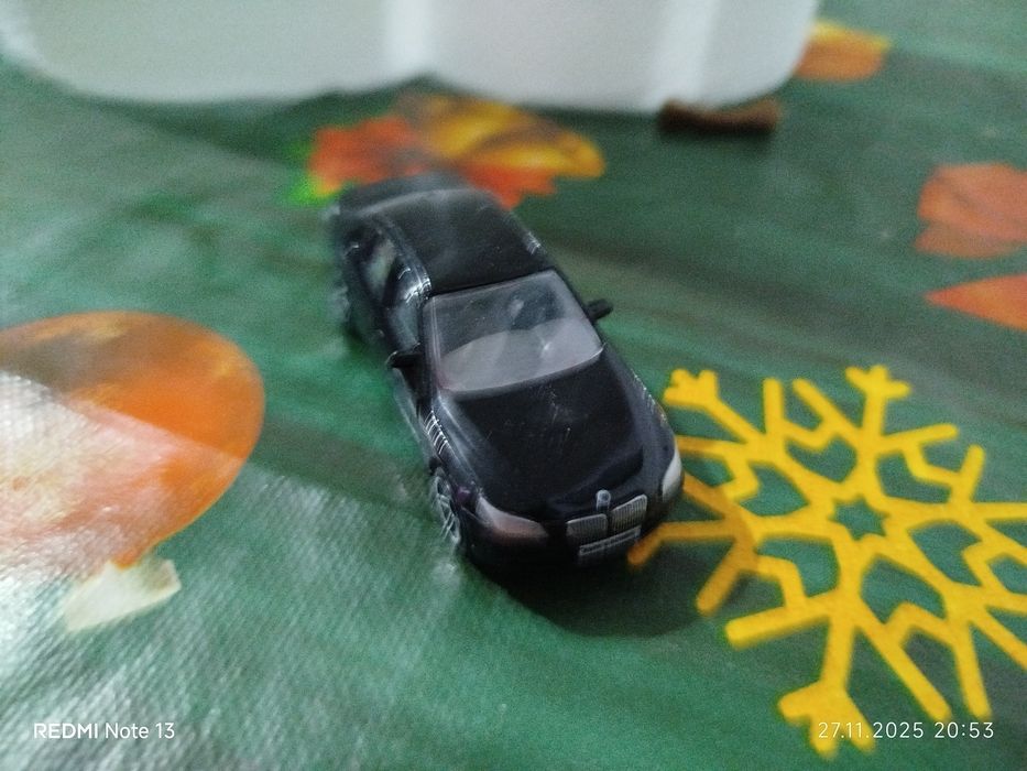 Dau aceste machete la schimb pe o macheta Dacia Logan .