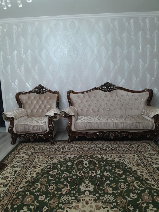 Диван с креслом .