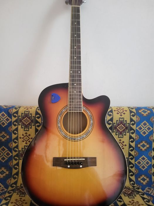 Продаётся гитара.