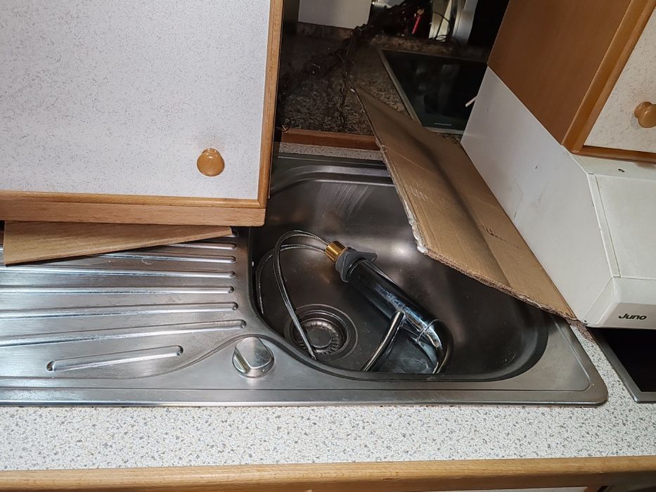 Vand mobila de bucătărie  dreadreaptă cu elctrogherete incluse