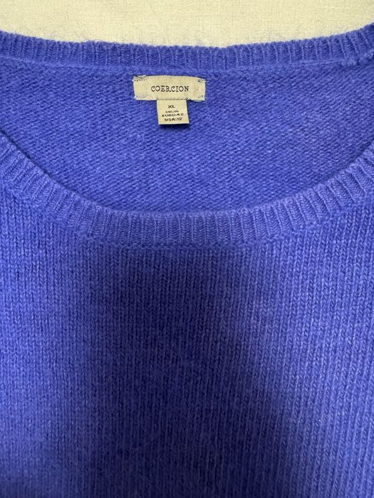 Син пуловер с ангорска вълна