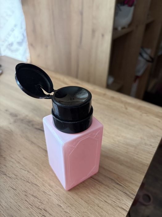 диспенсър за течности с помпа