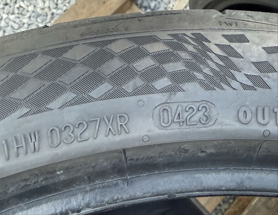 2бр 235/40/19 на 6мм с 23дот Континентал