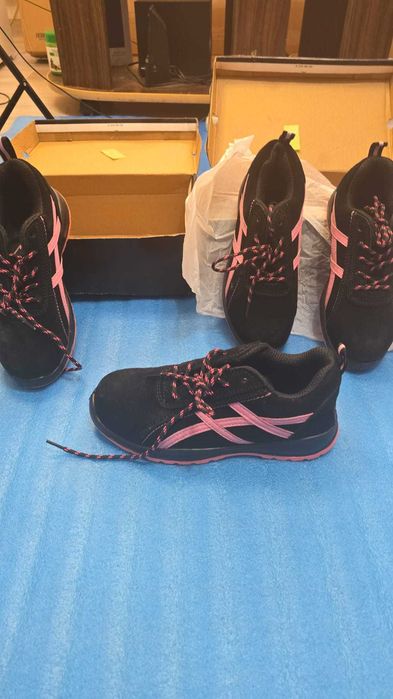 Adidași de damă, de performanță pentru lucru extrem de rezistenți!