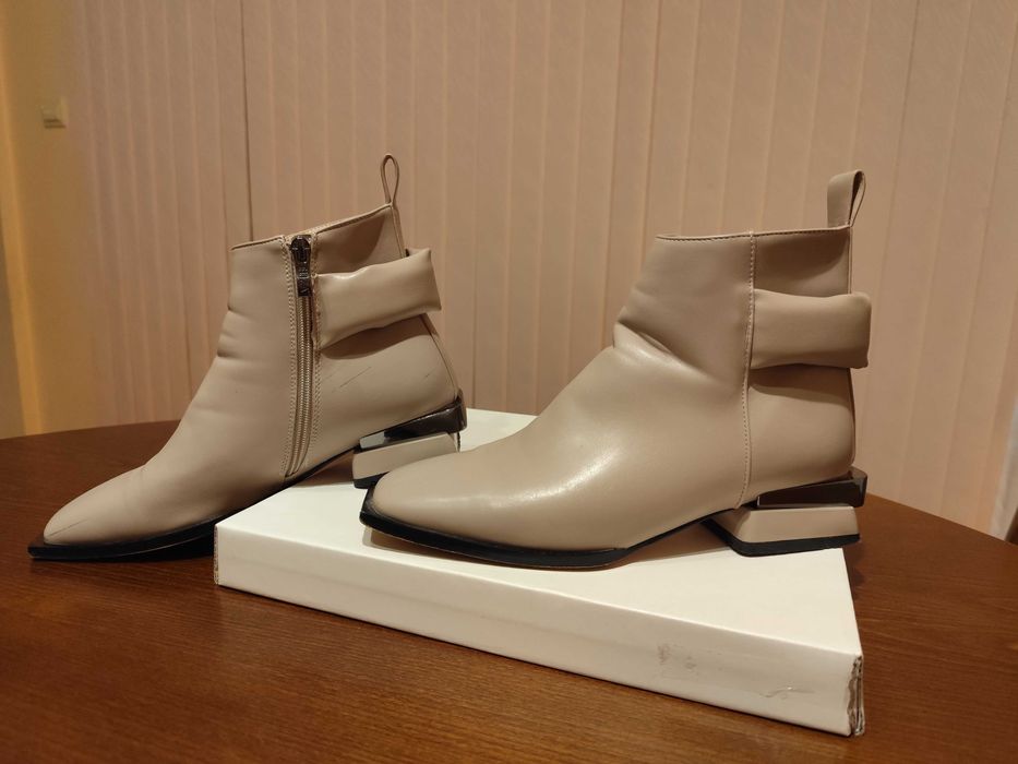 Елегантни дамски боти