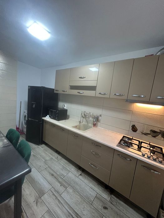 închiriez apartament cu 2 camere
