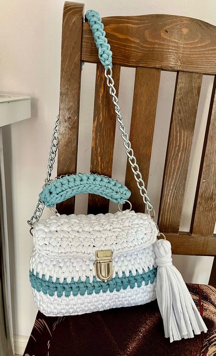 Плетена чанта в бяло и синьо