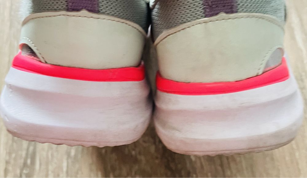 Лёгкие красивые кроссовки на девочку