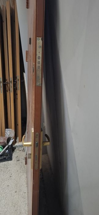 Usa metalica antiefractie