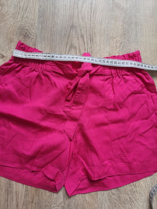 Pantaloni scurți, mărimea 38.