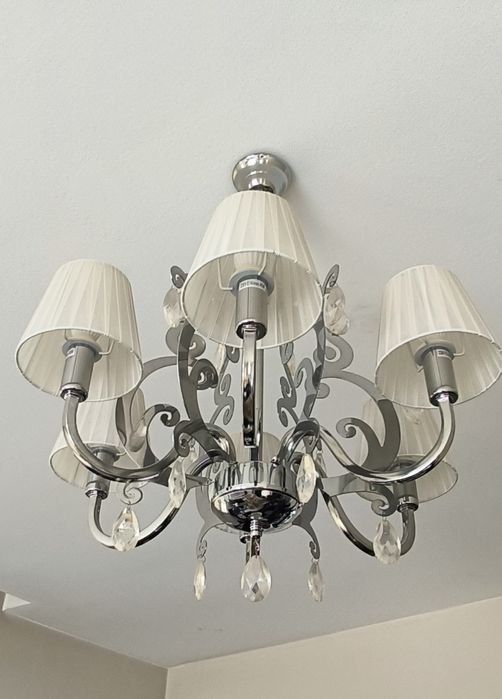 Lustra eleganta cu cristale