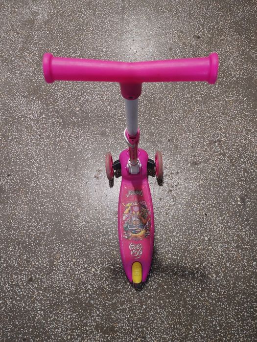 De vânzare doua trotinete pentru copii.