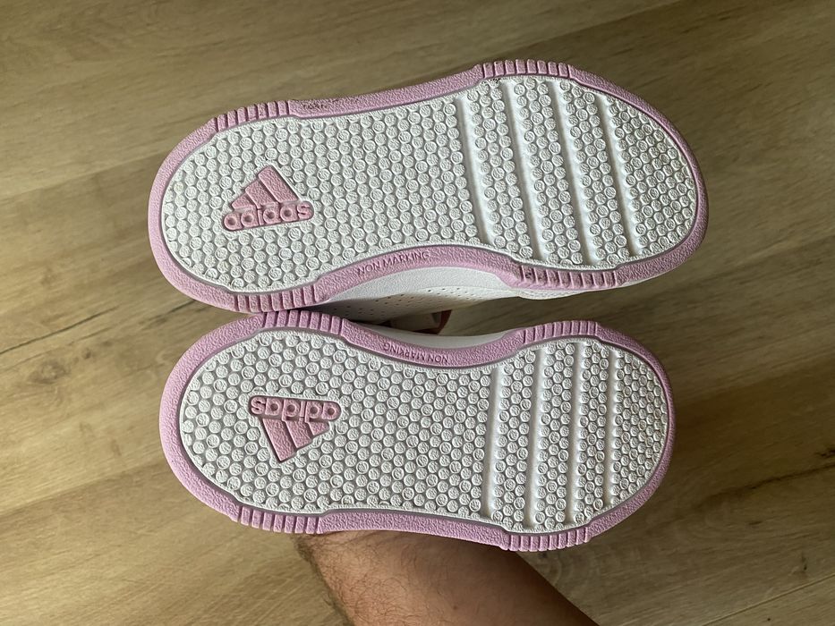 Adidas fete 26 noi