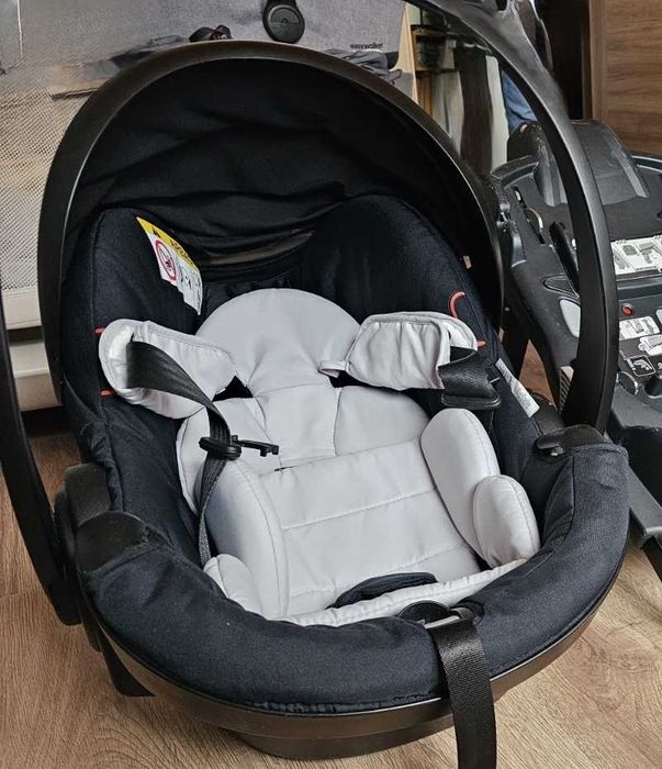 BeSafe модулна система от две столчета за кола и база iZi Modular