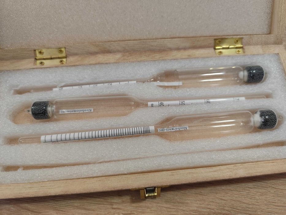 Комплект уреди за мерене на ракия (спиртомери) – 0–100°, дървена кутия