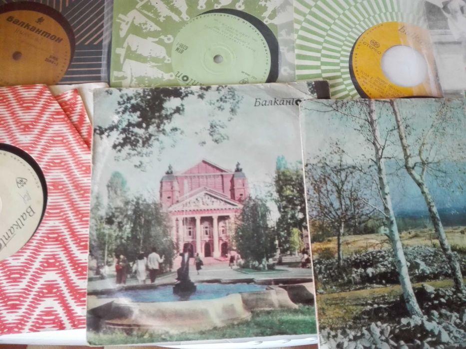 Красива картина и малки грамофонни плочи.