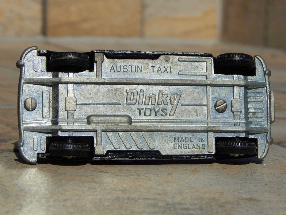 Macheta masina taxi londonez Austin FX4 1960 Dinky Toys fabricat Anglia scara 1:43