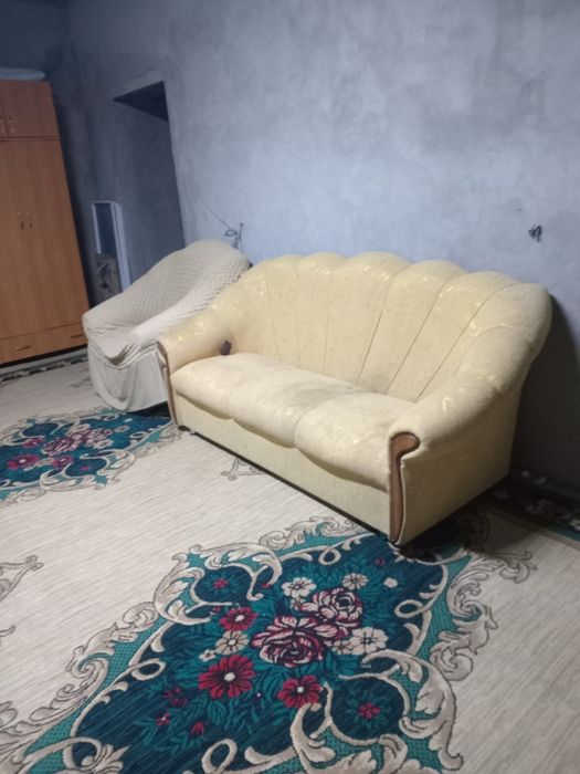 Диван и два кресла.