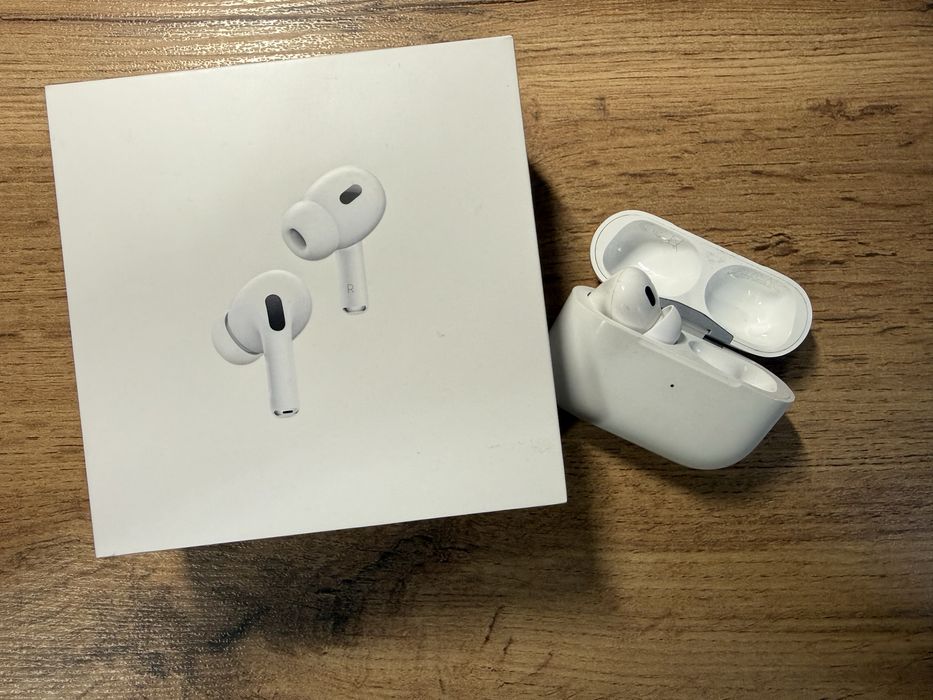 AirPods Pro 2 (оригинал). Б/у. Правый наушник утерян.