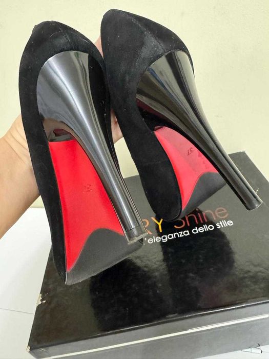 Продам замшевые туфли