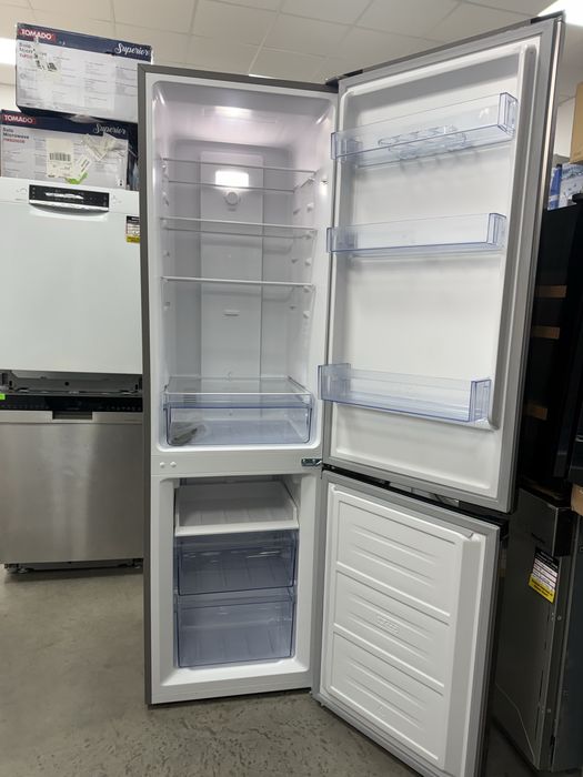 Хладилник и фризер за вграждане Bosch.