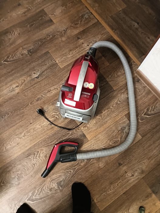 Продам пылесос 2000 W LG COMPRESSOR
