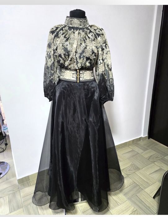 Fusta ampla lunga din tull, model superb, prezintă captuseala
