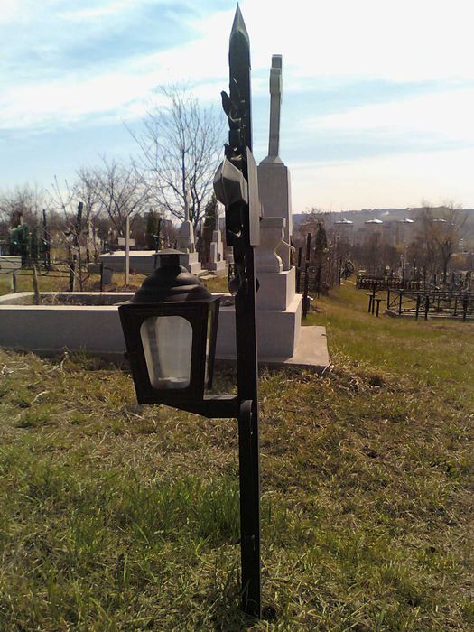 Cruci/Cruce Metalica/Fier pt Mormant/Cimitir/Loc Veci (cu FELINAR) NOI