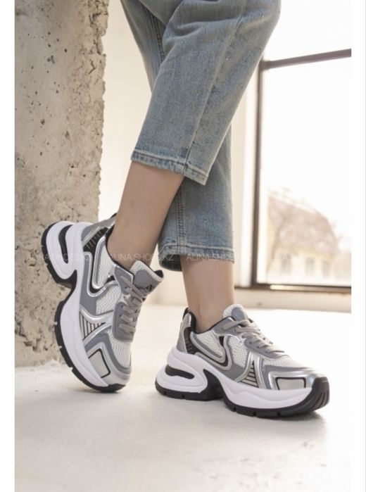 Продам кроссовки женские