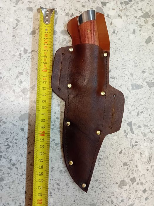 Нож с кожена кания