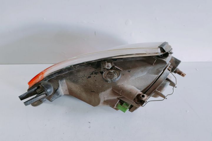 Far Dreapta Ford Ka prima generatie