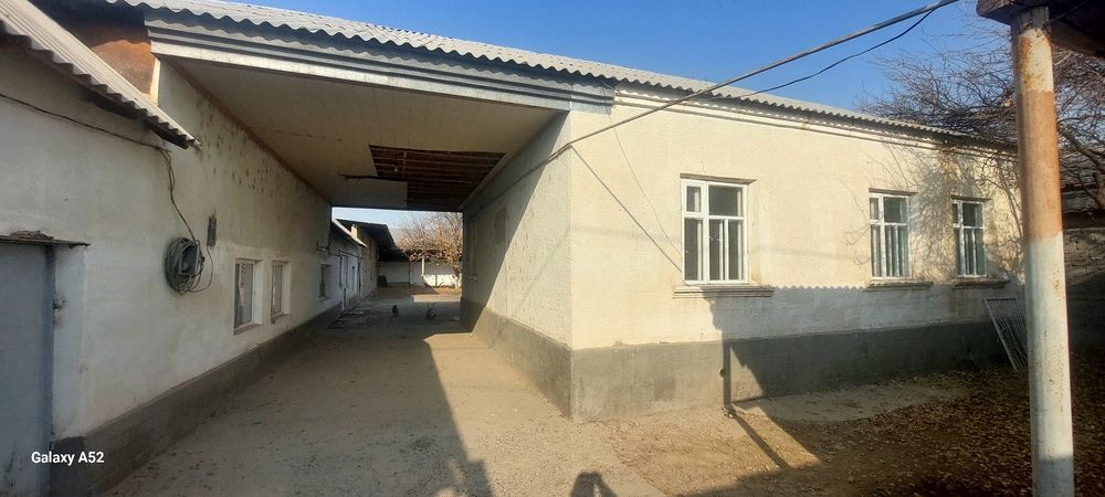 Үй қасында времянкасымен