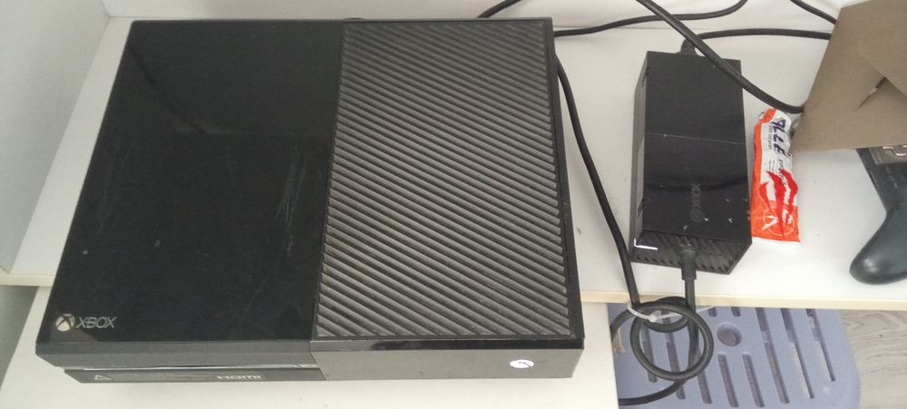 Vând Xbox one+ volan Ferrari și scaun cu pedale
