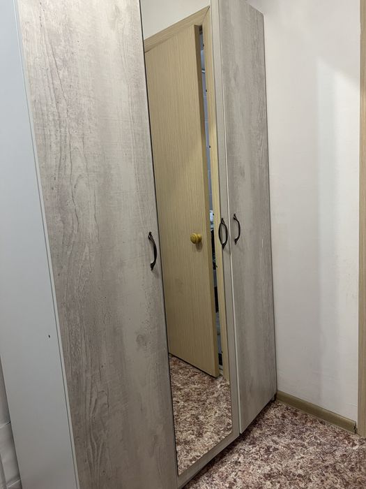 Продам шкаф с зеркалом