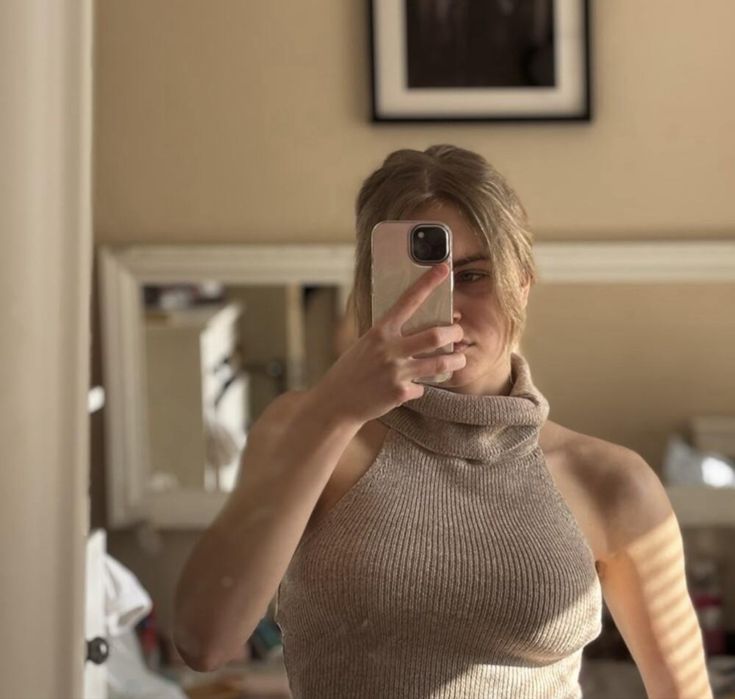 Дамски елегантен плетен топ с висока яка и гол гръб