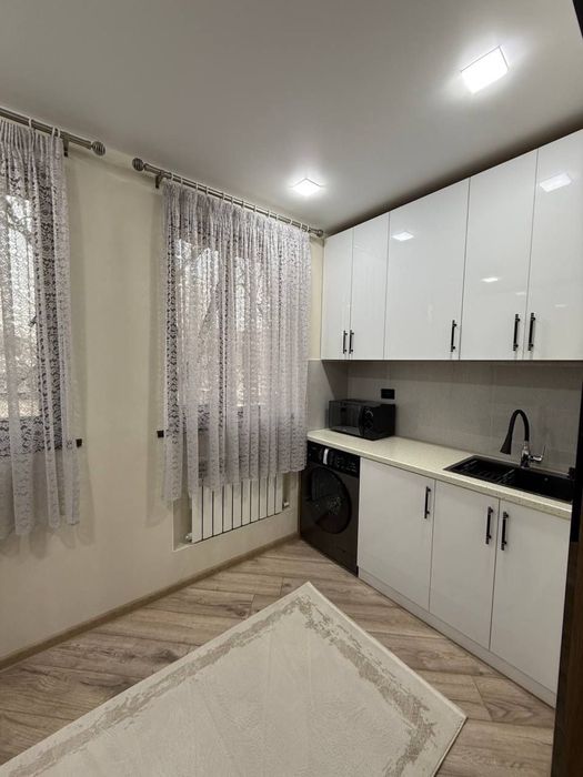 Срочно Чиланзар метро Новза продам 2/2/4 балкон 2/6 кирпич 50кв.м