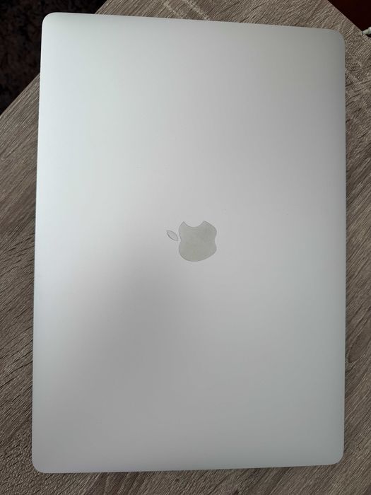 MacBook Pro 15 inch 2018, i7, 16 GB RAM, SSD 512 GB