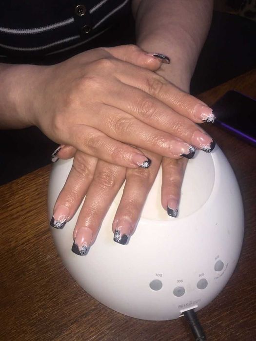 Предлогаю свои услуги по ногтям. Маникюр, наращивание, укрепление.