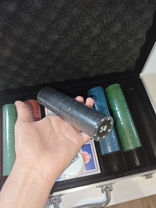 Пълен покер комплект в алуминиев куфар – 300 чипа (нов)