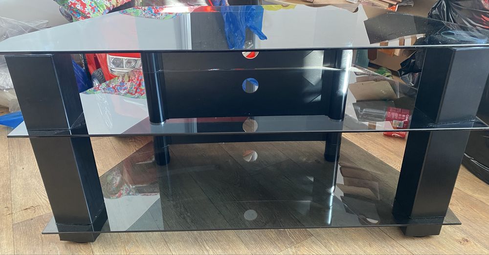 Стеклянный столик в хорошем состоянии