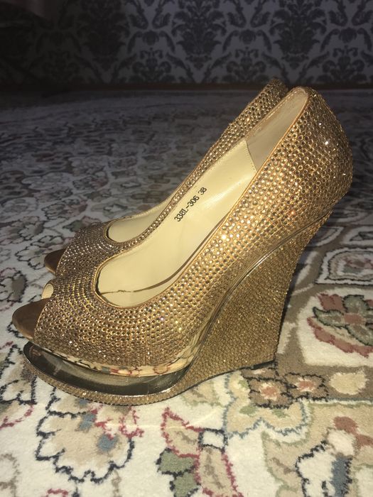 Туфли с золотистыми стразами