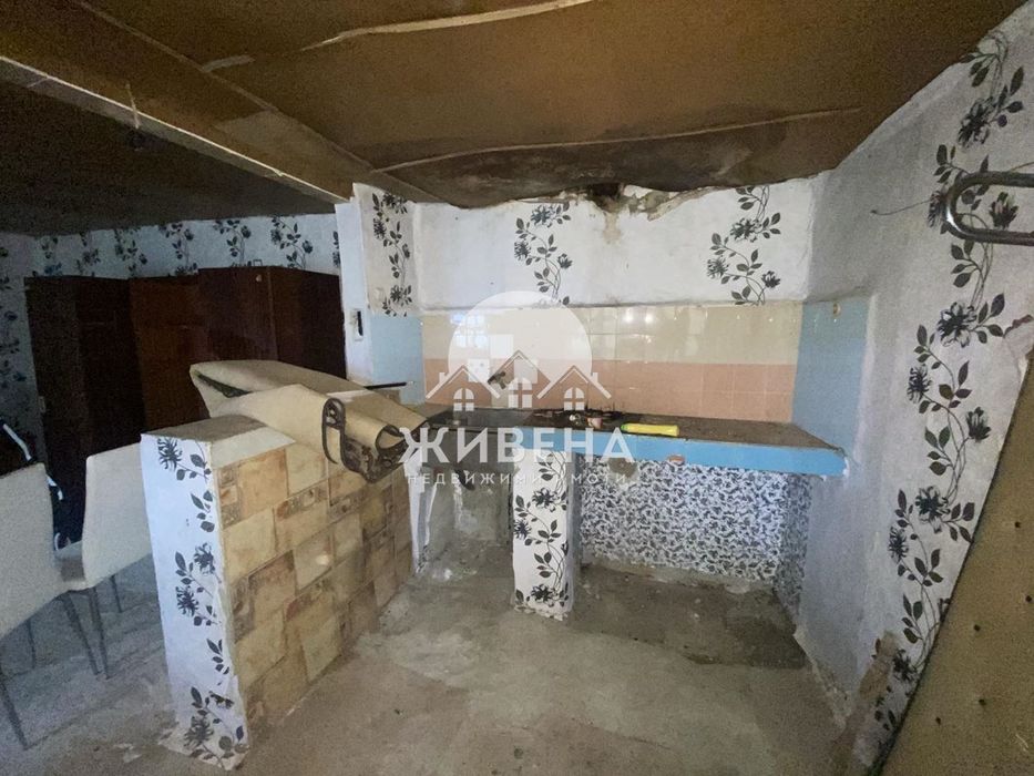 Продава къща с голям двор 2500 кв.м, с.Царевци