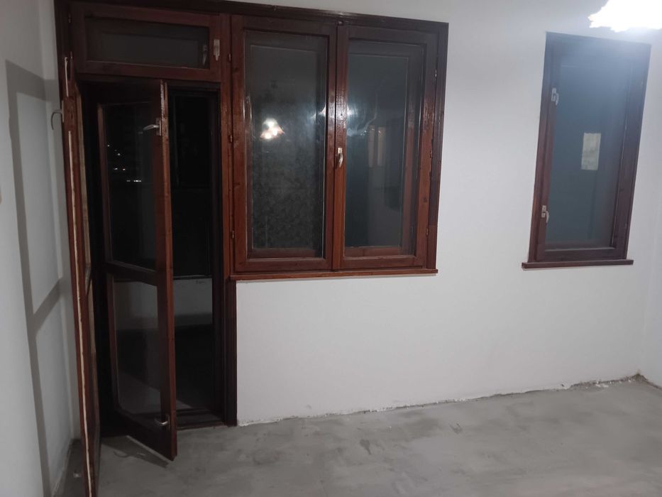 Продавам дървени врати и прозорци