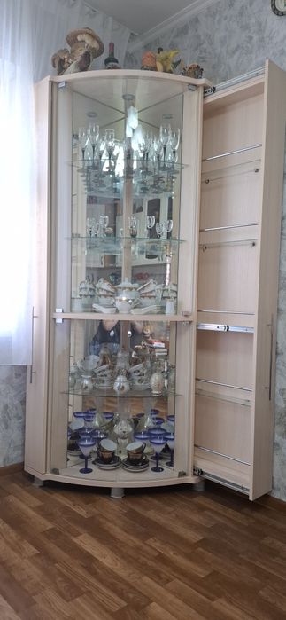 Продам витрину для посуды