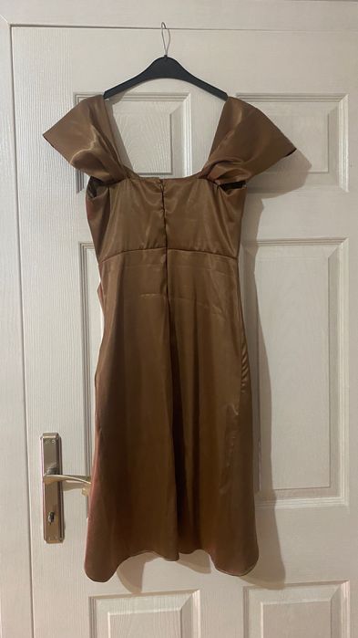 Къса кафява рокля