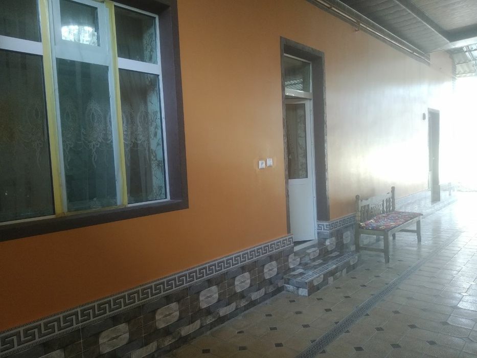 8 сотихлик ховли уй сотилади жихозлар Билан.